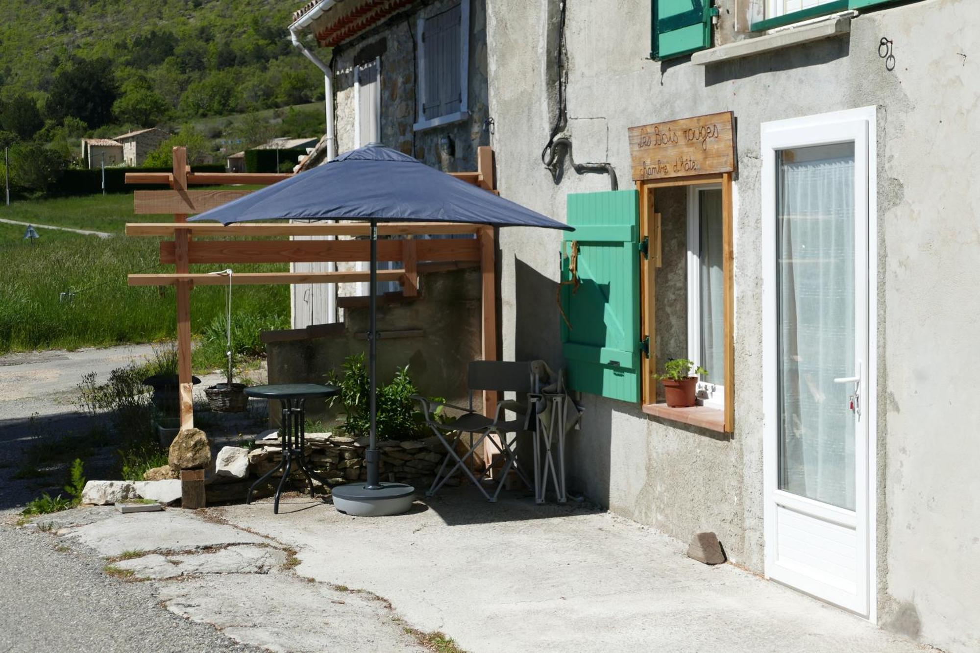 Les Bois Rouges Bed and Breakfast La Rochegiron Exteriör bild